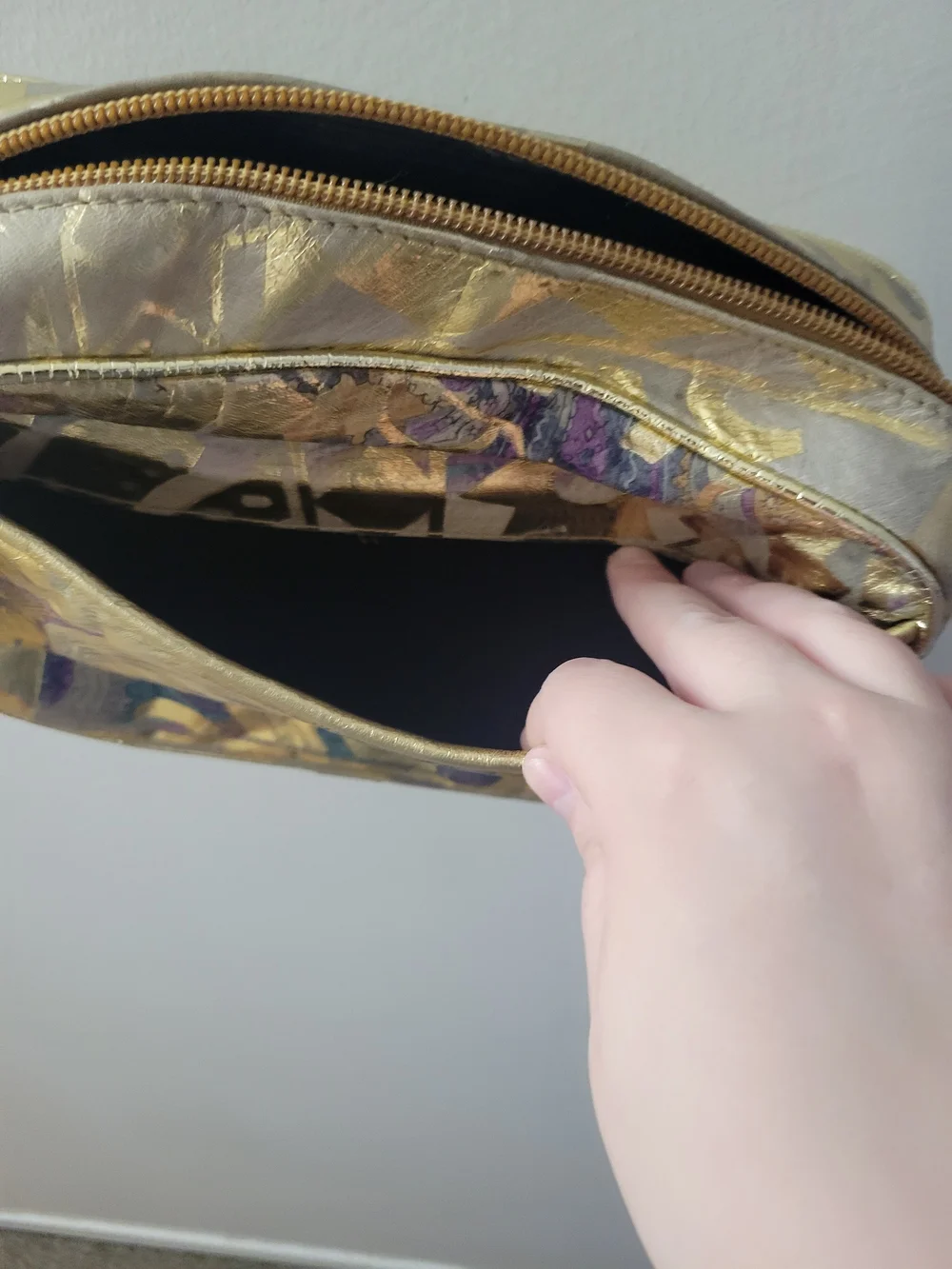 Vintage 90s Metallic Gold Patterned Crossbody Bag with Tassel - Picture 5 of 7
